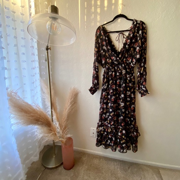 Carly Jean Los Angeles Dresses & Skirts - Long Sleeve Floral Midi Dress